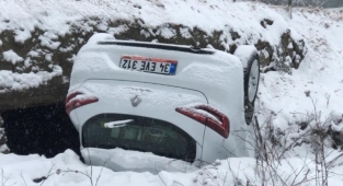 Uludağ yolunda kayan araç takla attı: 3 kişi yaralandı