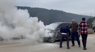 Uludağ yolunda yanan otomobil kullanılamaz hale geldi