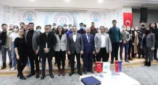 Üniversiteliler, Bursa AB Bilgi Merkezi ile sosyal medyada dezenformasyonu konuştu