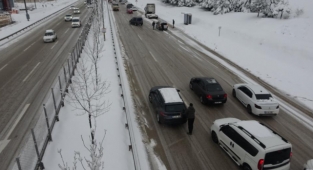Yoldan çıkan araçlar Bursa-İzmir karayolunu trafiğe kapattı