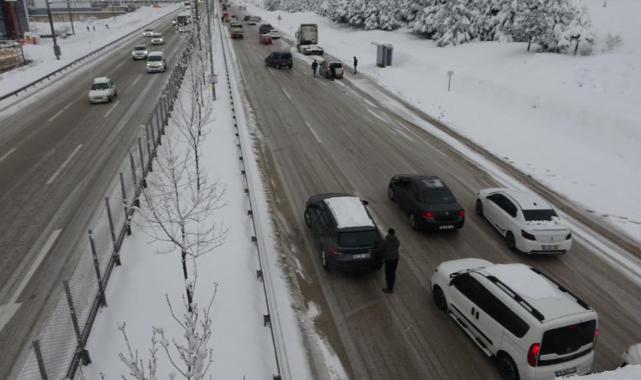 Yoldan çıkan araçlar Bursa-İzmir karayolunu trafiğe kapattı