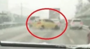 Yollar buz pistine döndü, tedbirsiz sürücüler kaza yaptı