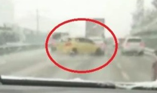 Yollar buz pistine döndü, tedbirsiz sürücüler kaza yaptı