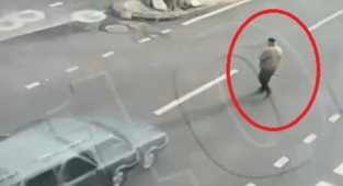 Yolun karşısına geçmek isteyen adama otomobil çarptı
