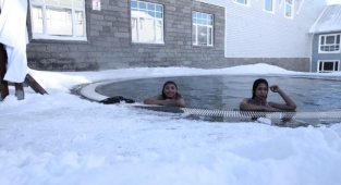Zirvede turistlerin kar üstünde hamam sefası