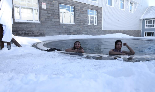 Zirvede turistlerin kar üstünde hamam sefası
