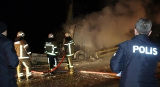 2 kişi sıkıştıkları kamyonda yanarak can verdiler