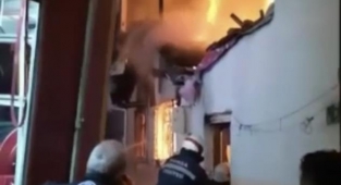 Ahşap bina alev alev yandı