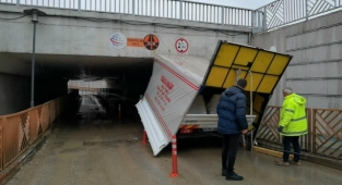 Alt geçide takılan kamyonetin kasası parçalandı