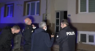 Annesini öldürdü üvey kardeşini ağır yaraladı