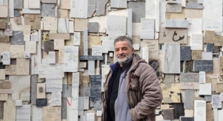 Aşıklar evin duvarlarını şiir kitabına çevirdi