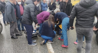 Baba oğula hafif ticari araç çarptı: 2 yaralı