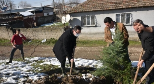 Başkan Kanar, liseli gençlerle birlikte fidan dikti