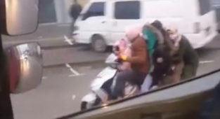 Bir motosiklette 5 kişi