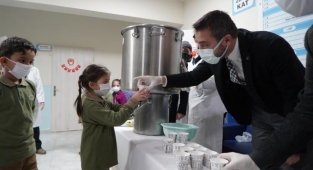 Çocukların sabah sütü Kestel Belediyesi’nden