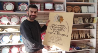 Dünya'daki kullanılmayan 20 ayrı alfabeyle yazı yazıp turistlere satıyor