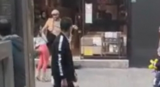 Herkesin gözü önünde genç kızı böyle tekmeledi