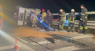 Kamyon virajı alamayarak devrildi: 1 ölü 1 yaralı