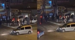 Kontrolden çıkan servis minibüsü mobilyacıya girdi
