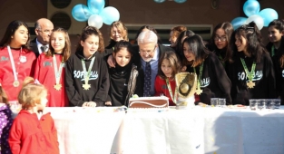 Kupa sevincini Başkan Erdem ile paylaştılar
