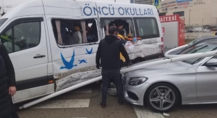 Öğrenci servisi ile otobüs çarpıştı: 7 yaralı