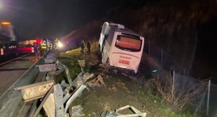 Otobüs yoldan çıktı, 36 yolcu ölümden döndü