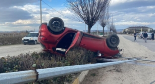 Otomobil aydınlatma direğine çarpıp takla attı: 2 yaralı
