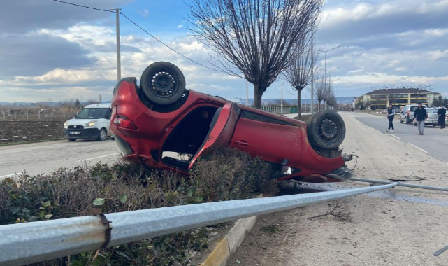 Otomobil aydınlatma direğine çarpıp takla attı: 2 yaralı