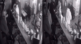 Oyuncu Bahadır Ünlü'nün müşterisine bıçakla saldırdığı anlar kamerada