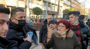 Sokak akrobatlarına müdahale gelince , vatandaş tepki gösterdi