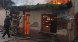 Tek katlı ev alevlere teslim oldu