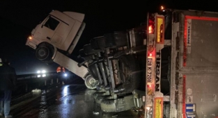 Tır kazası nedeniyle Yalova-Bursa yolu ulaşıma kapandı
