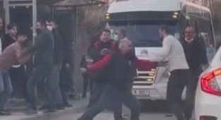 Trafikte tekme tokat yol verme kavgası