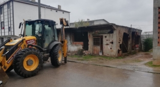 Yıkım çalışmaları sürüyor