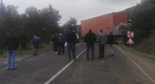 Yoldan çıkan tır trafiği kapattı