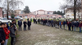 7 okulun öğrencileri meyve fidanlarını toprakla buluşturdu