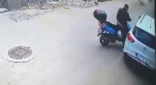 Acemi hırsızın komik anları kameralarda