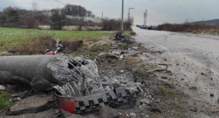 Alkollü sürücü beton direği devirdi