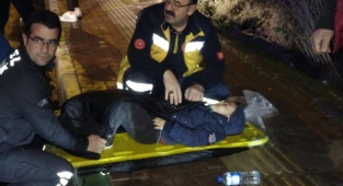 Ambulans gelene kadar başından ayrılmadı