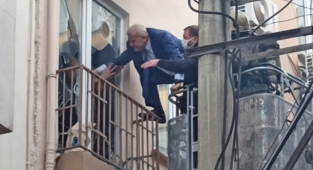 Annesine kızdı,evini yaktı,kendisini içeriye kilitledi