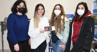 Atık piller tiyatro biletine dönüştü