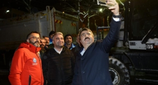 Başkan Yılmaz, kar mesaisi yapan ekibe tatlı ikram etti