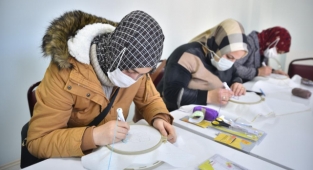 Bu okulda çocuklar da anneleri de öğrenci