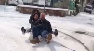 Bursa’da kar ve buzu eğlenceye çevirdiler
