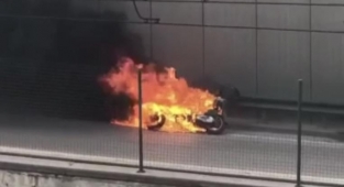 Bursa'da motosiklet alev alev yandı