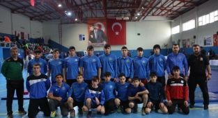 Bursalı güreşçiler madalyaları topladı
