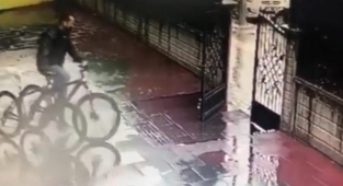 Çaldığı bisikleti bisiklet sürerek götürdü
