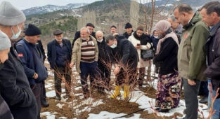 Çiftçiye yaban mersini budama ve gübreleme eğitimi