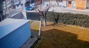 Dikkatsiz sürücüler kafa kafaya çarpıştı