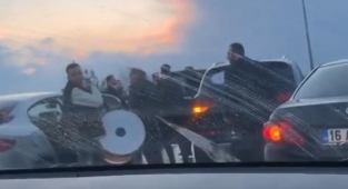 Düğün konvoyu yolu kapattı, sürücüler tepki gösterdi